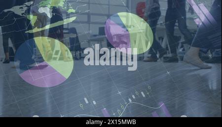 Immagine dell'elaborazione dei dati su persone aziendali diverse che camminano Foto Stock