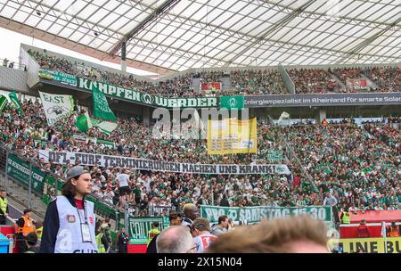 Leverkusen, Germania. 13 aprile 2024. I tifosi del Werder manifestano contro la DFL e il tempo di incontro prima del match BAYER 04 LEVERKUSEN - SV WERDER BREMA 5-0 il 14 aprile 2024 a Leverkusen, in Germania. Stagione 2023/2024, 1.Bundesliga, giorno 29, 29.Spieltag credito: Peter Schatz/Alamy Live News Foto Stock