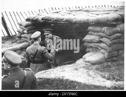 LA VISITA DEL DUCA DI GLOUCESTER ALL'EAST ANGLIA - H.R.H. in un dugout sulla cima della scogliera durante un'ispezione della difesa costiera dell'esercito britannico Foto Stock