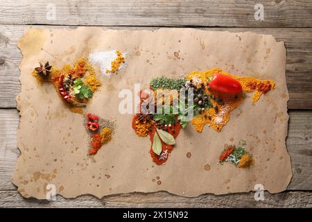 Mappa mondiale di spezie e prodotti diversi su un tavolo in legno, vista dall'alto Foto Stock