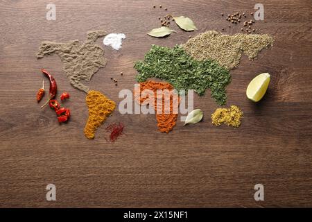 Mappa del mondo di diverse spezie su un tavolo di legno, piatto Foto Stock