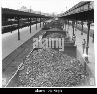 ROMA : I PRIMI TRENI ARRIVANO A ROMA - un'altra vista del treno del carbone dopo l'arrivo dell'esercito britannico Foto Stock