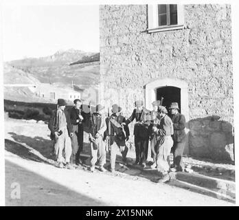 ITALIA: GUERRIGLIERI ITALIANI NELL'APPENNINO - Guerilla HQ a Pizzoferato. Il sindaco e capo guerriglia, Conisto Beniamino, parla con una pattuglia dell'esercito britannico Foto Stock