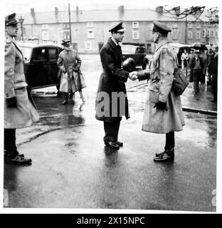 IL DUCA DI KENT VISITA L'IRLANDA DEL NORD - il Duca saluta un Brigadiere, British Army Foto Stock