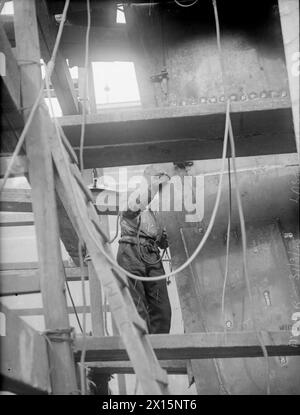 HMS AYLMER IN RIPARAZIONE A LIVERPOOL. DAL 6 FEBBRAIO AL 5 APRILE 1945, MOLO CLARENCE GRAVING, LIVERPOOL. LE RIPARAZIONI IN CORSO SULLO STELO E SULLE PARATIE DELLA FREGATA AMERICANA HMS AYLMER, CAPITANI DI CLASSE, DOPO CHE LEI, CON ALTRE NAVI DEL 4° GRUPPO DI SCORTA, SPERONARONO E AFFONDARONO UN U-BOOT NEL GENNAIO 1945. - Il 30 marzo, l'ultimo piatto saldato sul gambo Foto Stock