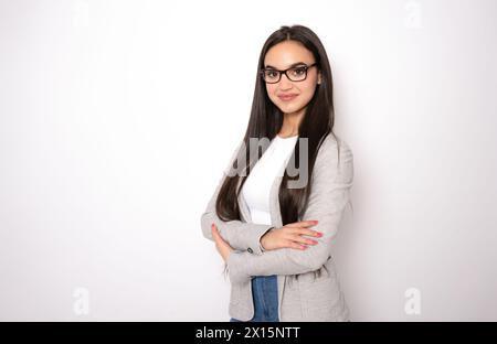 Giovane soddisfatta sorridente felice divertente allegra donna europea di successo anni 20 indossa una fotocamera casual dal look classico con giacca isolata sulla schiena bianca Foto Stock