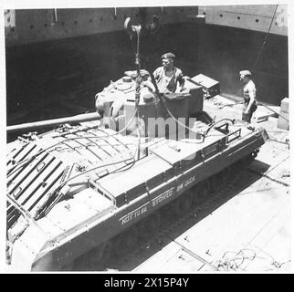 A BORDO DI UNA NAVE AFRICANA IN CONVOGLIO, preparandosi a scaricare un carro armato Valentine British Army Foto Stock