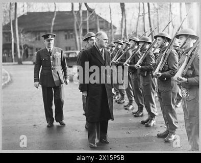 IL MINISTRO DELL'ARIA FRANCESE VISITA IL COMANDO BOMBER - M.C. Tillon, il ministro dell'aria francese è arrivato a Londra il 18 dicembre 1944. Fu accompagnato dal generale M.Valin, capo dello staff dell'aviazione francese. Picture (pubblicato nel 1944) Shows - M.Tillon ispezionando una guardia d'onore formò il reggimento R.A.F. presso il quartier generale del Bomber Command. Sulla sinistra c'è il maresciallo dell'Air Chief Sir Arthur Harris Royal Air Force Foto Stock