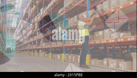 Immagine dell'elaborazione dei dati finanziari con icone delle buste sul lavoratore maschile caucasico in magazzino Foto Stock