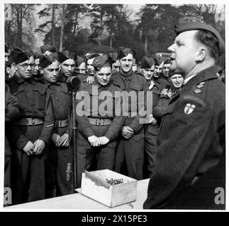 ISPEZIONE DELLE TRUPPE DI TERRANOVA DA PARTE DEL TENENTE GENERALE N.M. RITCHIE, CBE, DSO, MC. - Il padre, Capitano il Rev.L. Farrell parla alle truppe dopo la sfilata e la presentazione della shamrock British Army Foto Stock