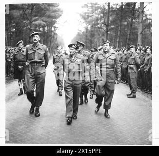 IL CANCELLIERE DELLO SCACCHIERE VISITA I CAPI DI GUERRA E IL FELDMARESCIALLO MONTGOMERY CON 52 DIV - tenente colonnello Nason, il Comandante in capo e il maggior generale C. Hakewill-Smith, DSO, MC, GOC 52nd Div British Army, 21st Army Group Foto Stock