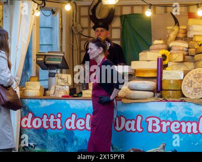 Cremona, Italia - 12 aprile 2024 produttori regionali e specializzati di formaggio italin e venditori di bancarelle in caseificio Street festival in primavera Foto Stock