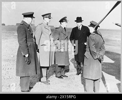 Sir John Colville, governatore designato di Bombay, visita il Bombay Squadron del Fighter Command, parlando con il capitano del gruppo G. Adnams e osservando le operazioni della RAF. Foto Stock