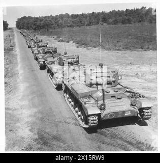 GLI ULTIMI CARRI ARMATI BRITANNICI IN AZIONE - alcuni dei carri armati allineati sulla strada pronti per l'inizio dell'esercitazione British Army Foto Stock