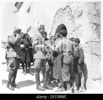 ITALIA : PRINCIPE UMBERTO : ISPETTORE CORPO ITALIANO DI LIBERAZIONE - il Principe ereditario parla ai civili Esercito britannico Foto Stock