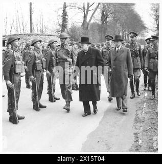 IL PRIMO MINISTRO PASSA Una GIORNATA CON L'ESERCITO - il primo Ministro e l'ambasciatore turco a ispezionare gli uomini dell'esercito britannico Dorsetshire Regt Foto Stock