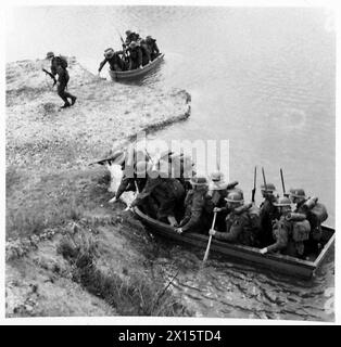 UN'ESERCITAZIONE D'ASSALTO DI FANTERIA - le parti atterrano dalle loro barche collassabili dopo aver attraversato il fiume British Army Foto Stock