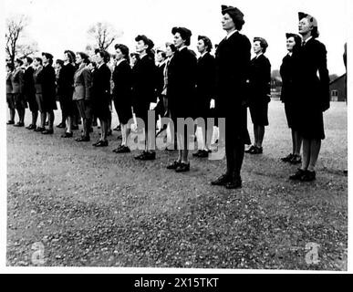 ADDESTRAMENTO DI FINE SETTIMANA PER RAGAZZE CHE ADDESTRANO UFFICIALI DEL CORPO - ufficiali G.T.C. e W.J.A.C. sul campo di parata al Training Centre British Army Foto Stock