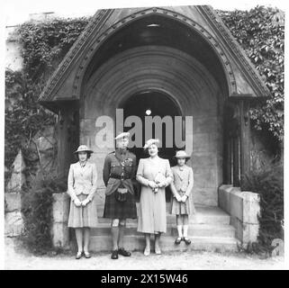 LE LORO MAESTIE IN SCOZIA - le loro Maestie il Re e la Regina con le Principesse Elisabetta e Margherita Rose hanno appena concluso un soggiorno in Scozia. La domenica, giorno nazionale di preghiera, hanno partecipato al servizio Divino presso la Chiesa di Crathie, vicino al Castello di Balmoral, dove questa foto è stata scattata con permesso speciale. Sono visti nel portico della Chiesa mentre se ne andavano dopo il servizio dell'esercito britannico Foto Stock