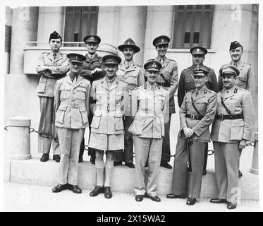 GLI ESERCITI ALLEATI NELLA CAMPAGNA DEL DESERTO occidentale, 1940-1942 - generale Archibald Wavell, comandante in capo del Medio Oriente (al centro della prima fila), con un gruppo di alleati (indiani, australiani, neozelandesi, sudafricani, polacchi, greci, francesi liberi e forze cecoslovacche) ufficiali di collegamento. L'ufficiale in prima fila, il secondo da destra è il tenente colonnello Stanisław Maleszewski, ufficiale di collegamento polacco della Brigata indipendente dei fucilieri dei Carpazi, Esercito polacco, Esercito sudafricano, Esercito australiano, Esercito neozelandese, Esercito britannico, esercito ceco, esercito indiano britannico, esercito francese, esercito greco, Foto Stock