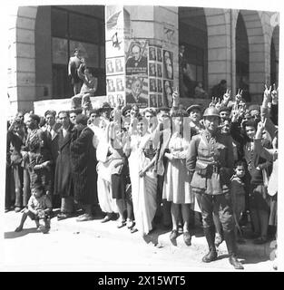 L'ESERCITO BRITANNICO IN NORD AFRICA, SICILIA, ITALIA, BALCANI E AUSTRIA 1942-1946 - GLI SPETTATORI DANNO IL SEGNO "V". Sullo sfondo ci sono i manifesti dei leader alleati dell'esercito britannico Foto Stock