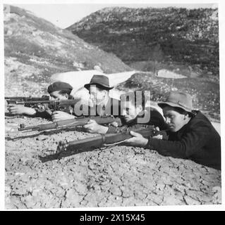 ITALIA: GUERRIGLIERI ITALIANI NELL'APPENNINO - tipici italiani che formano la banda di guerriglieri che sta aiutando la causa alleata contro il nemico comune dell'esercito britannico Foto Stock