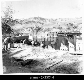 INDIANI CHE COMBATTONO IN ITALIA - indiani Sappers che lavorano sul ponte soffiato. Il lavoro non cessa mai, un turno prende il loro cibo mentre gli altri continuano; Bailey bridge British Army Foto Stock