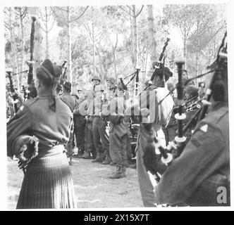 ITALIA: QUINTO ESERCITO: TESTA DI PONTE ANZIO - le pipe che suonano ad un pubblico interessato, British Army Foto Stock