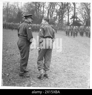 ISPEZIONE DELLE TRUPPE DI TERRANOVA DA PARTE DEL TENENTE GENERALE N.M. RITCHIE, CBE, DSO, MC. - Il tenente generale Ritchie ha parlato con il colonnello R.C. Longfield, comandante del Newfoundland Regiment British Army Foto Stock