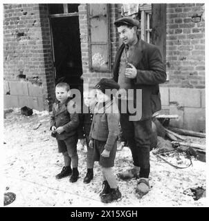 LA GERMANIA PAGA IL PREZZO NEL "TRIANGOLO SITTARD” - Un tedesco e i suoi tre figli si chiedono cosa succederà loro ora sono nell'Havert British Army, 21st Army Group Foto Stock