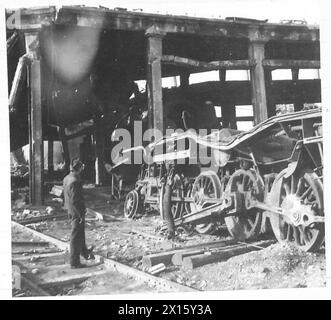 BELGRADEDAMAGE CAUSATO DA BOMBARDAMENTI AEREI TEDESCHI - resti di una locomotiva fuori da un esercito britannico parzialmente distrutto Foto Stock