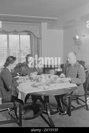 IL GOVERNO POLACCO IN ESILIO DURANTE LA SECONDA GUERRA MONDIALE - il generale Władysław Sikorski, sua moglie Helena Sikorska (nata Zubczewska), la figlia Zofia Leśniowska e un tenente dell'esercito polacco a colazione nel suo appartamento esercito polacco di Londra, governo polacco, governo polacco in esilio, 1939-1990, Sikorski, Władysław, Leśniowska, Zofia, Zubczewska, Helena Foto Stock