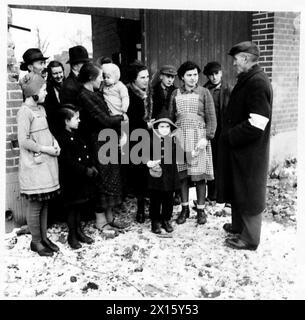 LA GERMANIA PAGA IL PREZZO NEL "TRIANGOLO DI SITTARD" - il borgomastro (Leo Keulen) che discute i vari accordi per insediarsi a un certo numero di tedeschi nell'Havert British Army, 21st Army Group Foto Stock