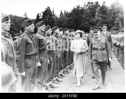 RE E REGINA ISPEZIONANO IL CORPO FORESTALE CANADESE - la regina durante l'ispezione dell'esercito britannico Foto Stock