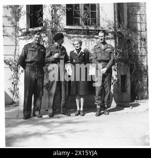 LA DEPUTATA AMERICANA VISITA L'OTTAVO FRONTE DELL'ESERCITO - da sinistra a destra:- Lieut. Generale Keightley Lieut. Generale Anders, signora luce Lieut. Generale McCreery, British Army Foto Stock