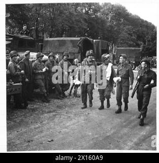 CON LE TRUPPE BRITANNICHE IN OLANDA. Le truppe americane e britanniche si riuniscono quando visitano l'unità Bath and Laundry, British Army, 21st Army Group Foto Stock