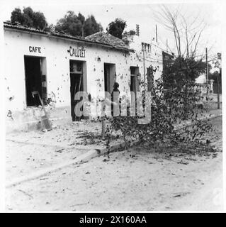 CAMPAGNA IN TUNISIA, NOVEMBRE 1942-MAGGIO 1943 - Un soldato della prima Armata britannica fuori Cafe Caluzet, danneggiato durante la battaglia di Tabarka, 29 novembre 1942 British Army, British Army, 1st Army Foto Stock