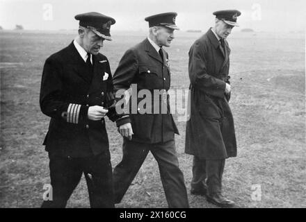 IL MARESCIALLO DELL'ARIA FA VISITA ALL'ATC PRESSO LA ROYAL NAVAL AIR STATION. 1944 AGOSTO, ROYAL NAVAL AIR STATION YEOVILTON. LA VISITA DEL MARESCIALLO DELL'ARIA SIR ROBERT BROOK POPHAM, GCVO, PER ISPEZIONARE I MEMBRI DELL'ATC NEL CAMPO DI YEOVILTON. - L'Air Chief Marshal (centro) accompagnato dal capitano C L Keightly-Peach, DSO, OBE, RN (sinistra) e dal commodoro Smythe-Osborne, AOC South West Command ATC, che si recano a ispezionare l'ATC Foto Stock