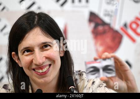 Roma, Italia. 15 aprile 2024. Elly Schlein, segretario del Partito Democratico, mostra un ritratto di Enrico Berlinguer, leader del Partito Comunista Italiano, morto 40 anni fa, durante una conferenza stampa presso l'Associazione Stampa estera di Roma, il 15 aprile 2024. Nel 2023, è stata eletta come nuova segretaria del PD (centro-sinistra) diventando la prima donna a guidare il partito. Foto: Eric Vandeville/ ABACAPRESS.COM credito: Abaca Press/Alamy Live News Foto Stock