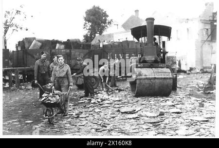 SALVAGESOUTH EASTERN COMMAND SALVAGE DEPOT - usando un rullo a vapore per appiattire vecchie scatole, British Army Foto Stock