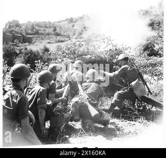 Le truppe d'artiglieria italiane si impegnano in combattimento al fianco delle forze alleate durante le operazioni dell'Ottava Armata nell'invasione dell'Italia. Foto Stock