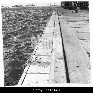 FOTOGRAFIE DEL PORTO PREFABBRICATO ETC - Vista che mostra i parafanghi speciali dell'LST Pierhead British Army, 21st Army Group Foto Stock