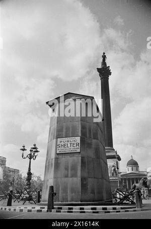 Nel 1941, la statua del re Carlo i a Whitehall, Londra, fu protetta dai raid aerei con cornici in legno, sacchi di sabbia e ferro ondulato, con cartelli che indirizzavano il pubblico al rifugio antiaereo a Trafalgar Square. Foto Stock