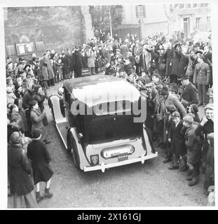 TOUR DEL GENERALE MONTGOMERYS DEL VENTUNESIMO GRUPPO D'ARMATE - l'auto del generale Montgomery passa attraverso folle entusiastiche mentre lascia il municipio di Bury St.Edmunds, British Army Foto Stock