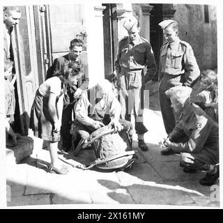 ITALIA: OTTAVO ESERCITO - dietro l'angolo nella via successiva - n° 8 via Sant'anna, Toni Destimio saddler, dimostra il suo mestiere. Da sinistra a destra : Hook, Curtiss, Wratten British Army Foto Stock