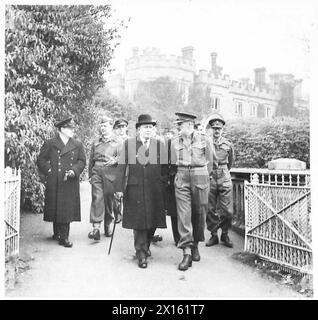 ISPEZIONE DELLE TRUPPE DI TERRANOVA DA PARTE DEL TENENTE GENERALE N.M. RITCHIE, CBE, DSO, MC. - Signor D.J. Davies, tenente generale Ritchie e membri del partito che si spostano al campo da parata dell'esercito britannico Foto Stock