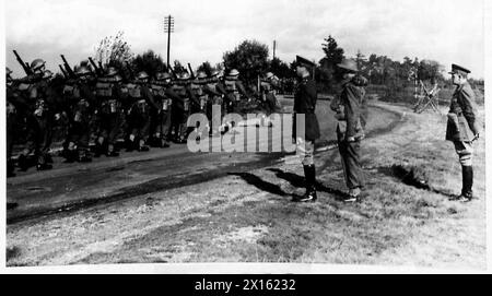 IL RE CON LE SUE TRUPPE - sua Maestà prendendo il saluto come uomini di un battaglione del Royal Berkshire Regiment marciano oltre l'esercito britannico Foto Stock