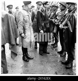 IL DUCA DI KENT VISITA L'IRLANDA DEL NORD - il Duca ispeziona gli uomini del 2° battaglione dell'Inniskillings British Army Foto Stock