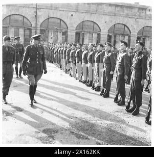 TRASFERIMENTO DI FANTERIA AL ROYAL ARMORED CORPS - il comandante del corpo ispeziona l'intero battaglione dell'esercito britannico Foto Stock