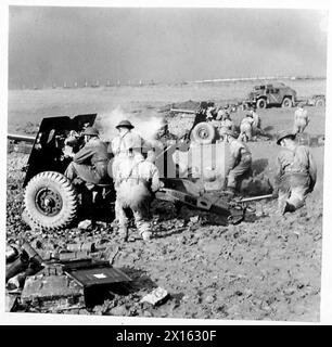 Il comandante in capo delle forze interne osserva i cannoni canadesi che azionano cannoni da 25 libbre durante l'addestramento. Foto Stock